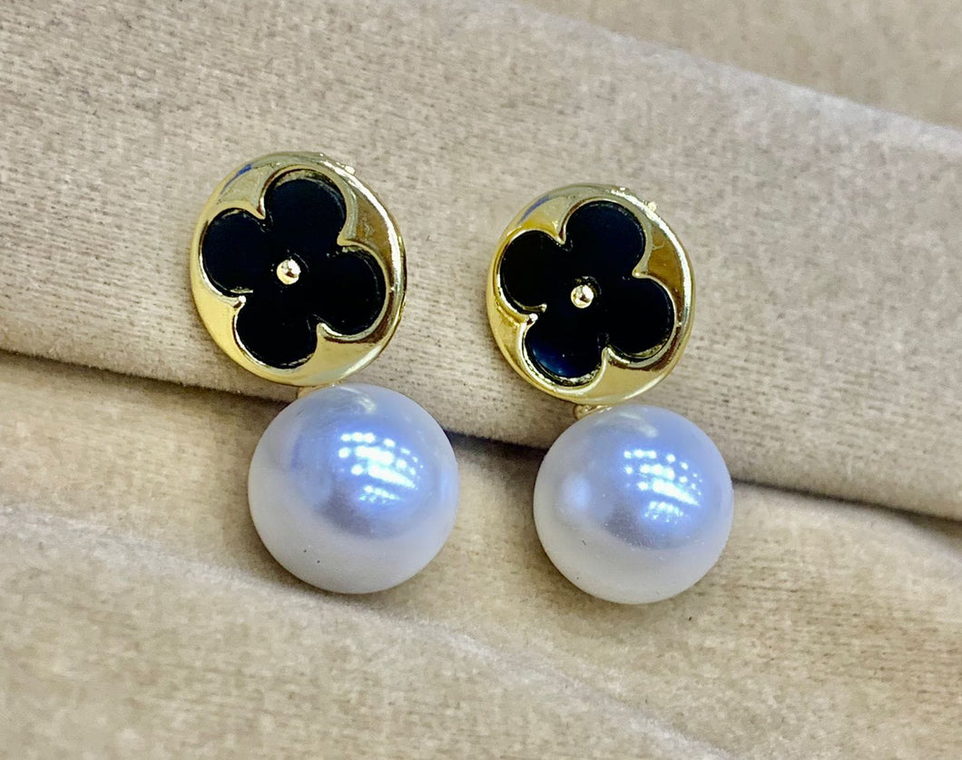 Flower pearl studs